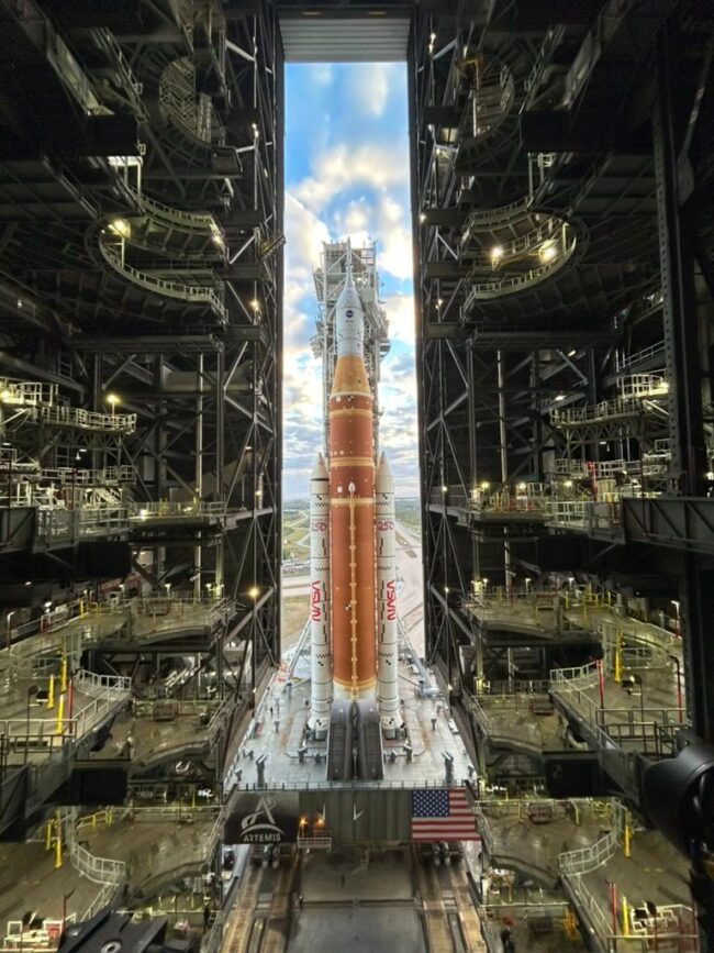 Cohete en plataforma de lanzamiento