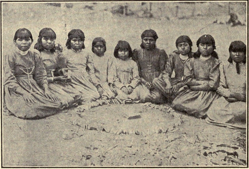 Niñas indígenas Havasupai sentadas juntas.
