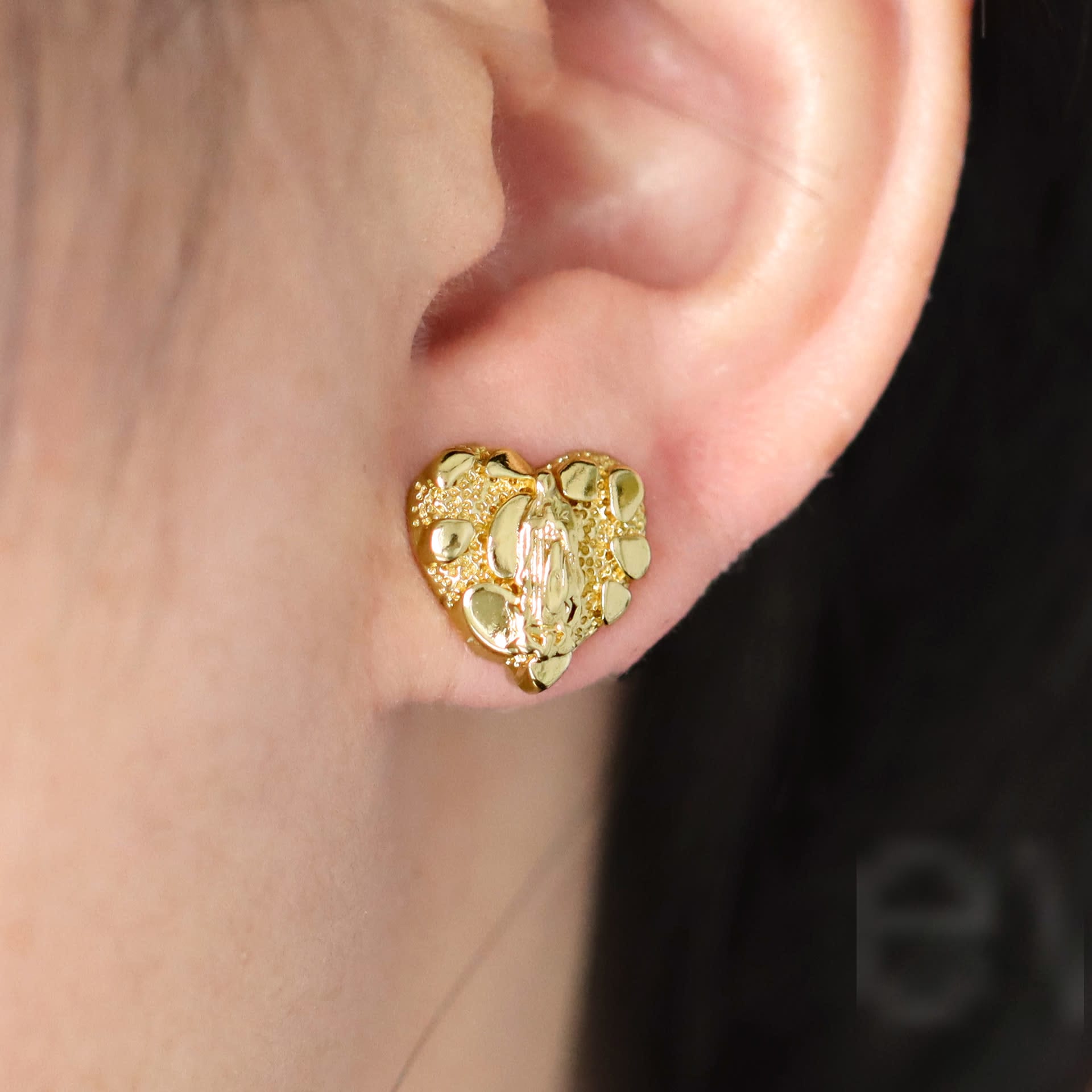 2026 QC Jewelry Herzförmiges Liebesherz, verkupfert, 14 Karat Goldpartikel, matt gefasste Goldnugget-Ohrstecker, religiöse Ornamente - Gold - Damen Stud