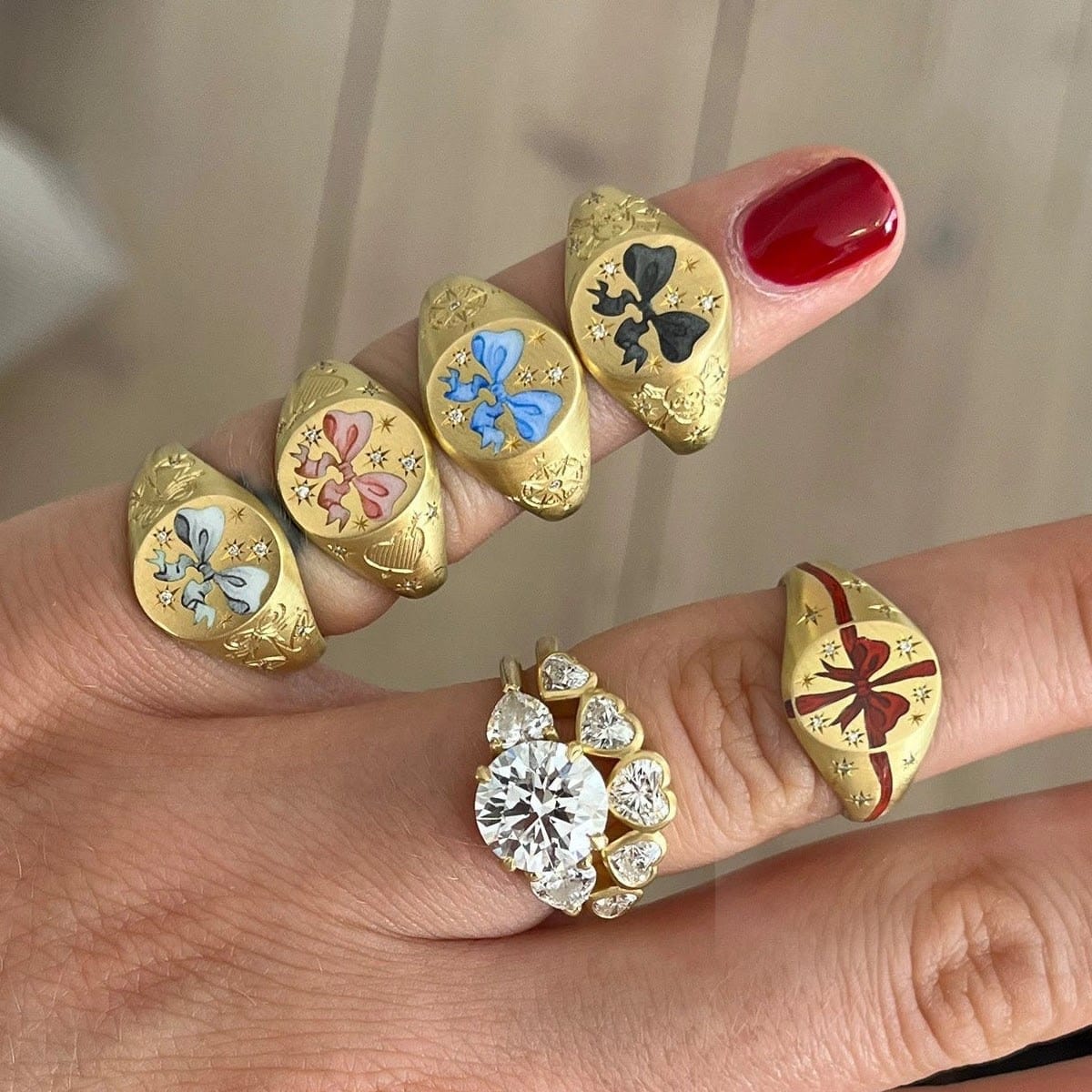 2026 QC Jewelry 18K vergoldete Edelstahl-Ohrringe mit Schleifenring-Design, luxuriöse Nischen-Moderinge mit persönlichem Stil - Blue - Damen Fashion