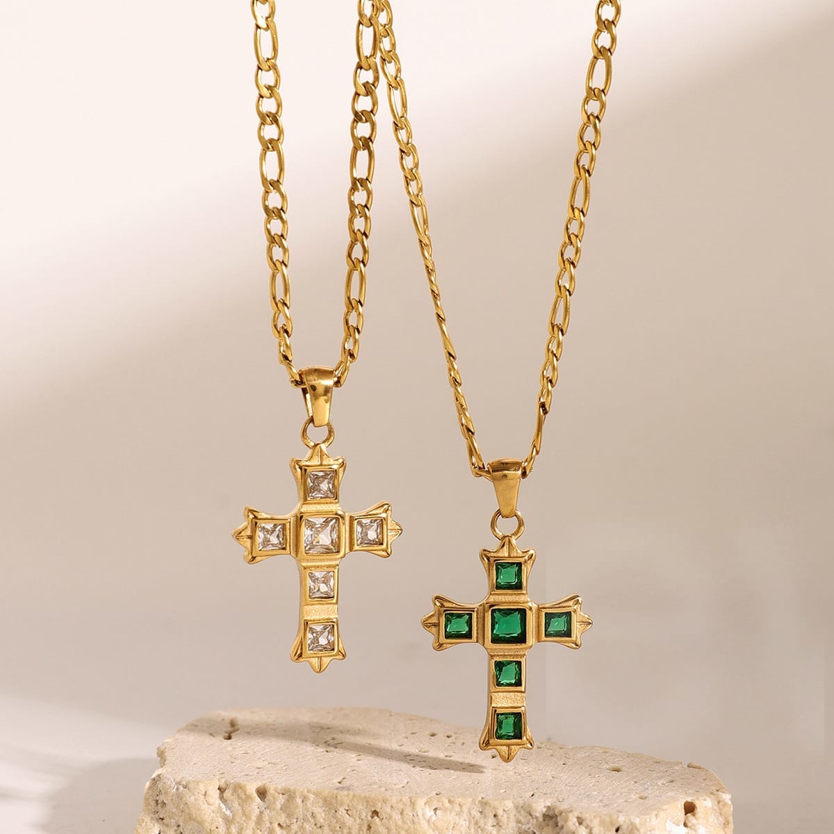 2026 QC Jewelry Mode Smaragd Stein Kreuz Anhänger Halskette Edelstahl Schmuck für Frauen 18K vergoldet Wasserdicht Schmuck Großhandel - Emerald stone - Damen Anhänger