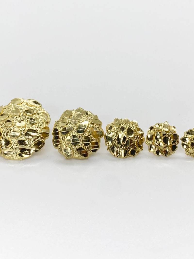 2026 QC Jewelry Diseño clásico 14k Chapado en oro sólido Nugget Círculo redondo Stud Pendientes Push Back para hombres/mujeres Unisex