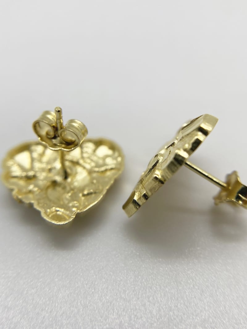 2026 QC joyería Hip Hop moda 14k chapado en oro corazón diseño de pepita pendientes de tuerca Push Back para niña joyería de mujer