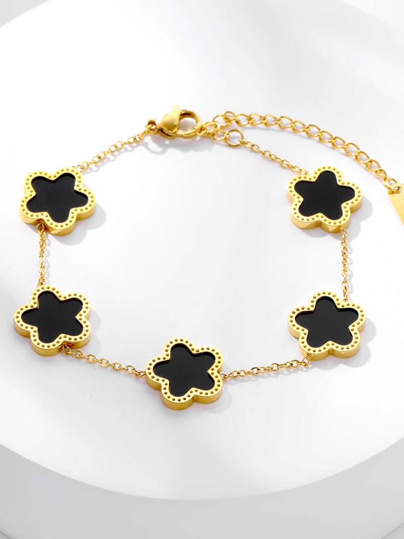 2026 QC Joyería directa PVD 18K oro acero inoxidable trébol de tres hojas flor de cinco hojas encanto pulsera de mujer pareja de moda