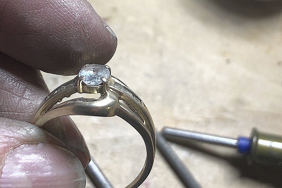 Handgemaakte juwelen reparatie process