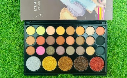 Professional Eyeshadow Kit – Matte & Glitter Powder Palette | Long-Lasting Pigmented Shades | Smooth Blendable Formula for Daily & Party Makeup