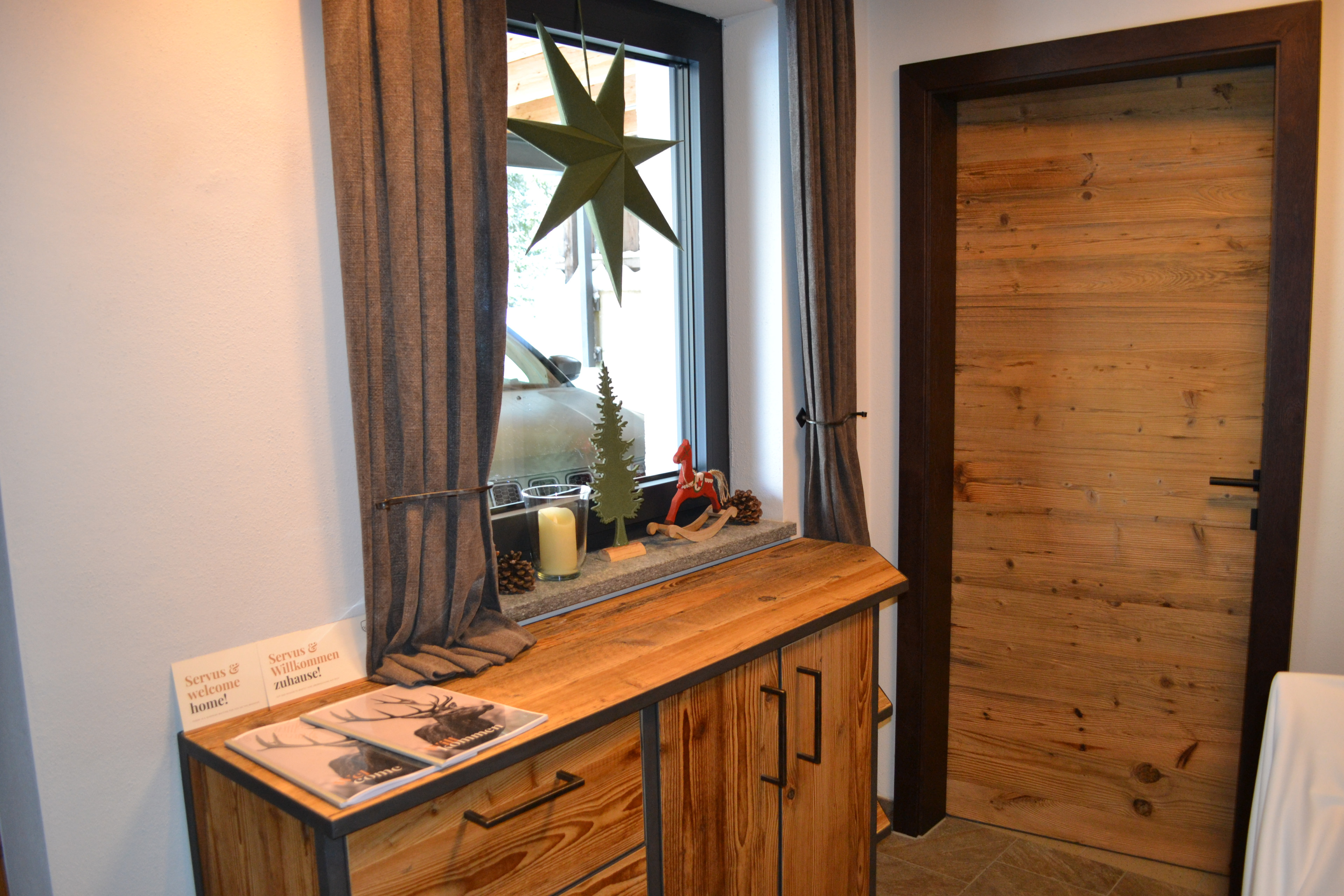 Detailansicht: Schuhtrockner und Ablagen für Ski- und Winterausrüstung