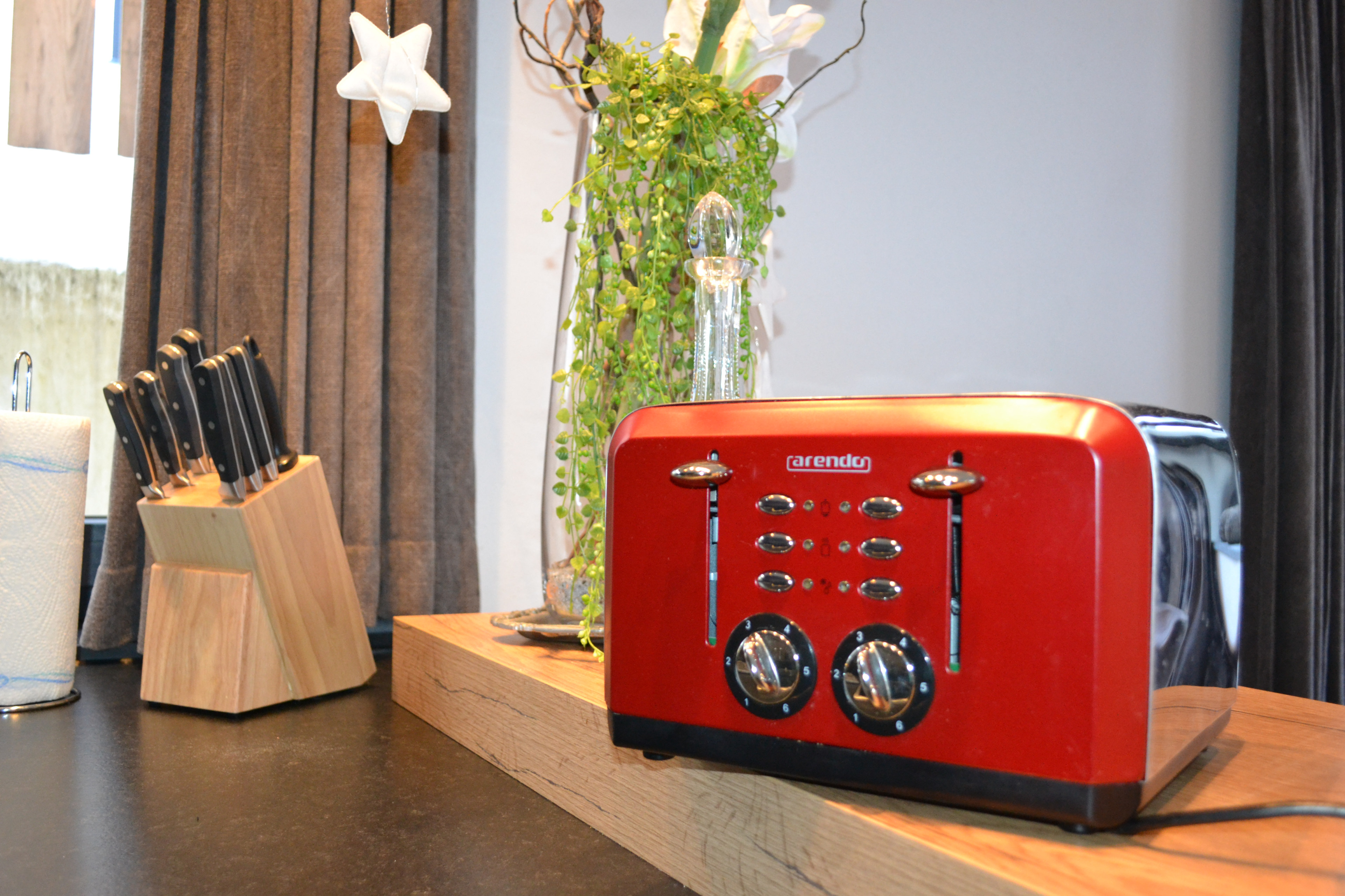 Stimmungsfoto: Küche und Essbereich bei warmem Licht am Abend