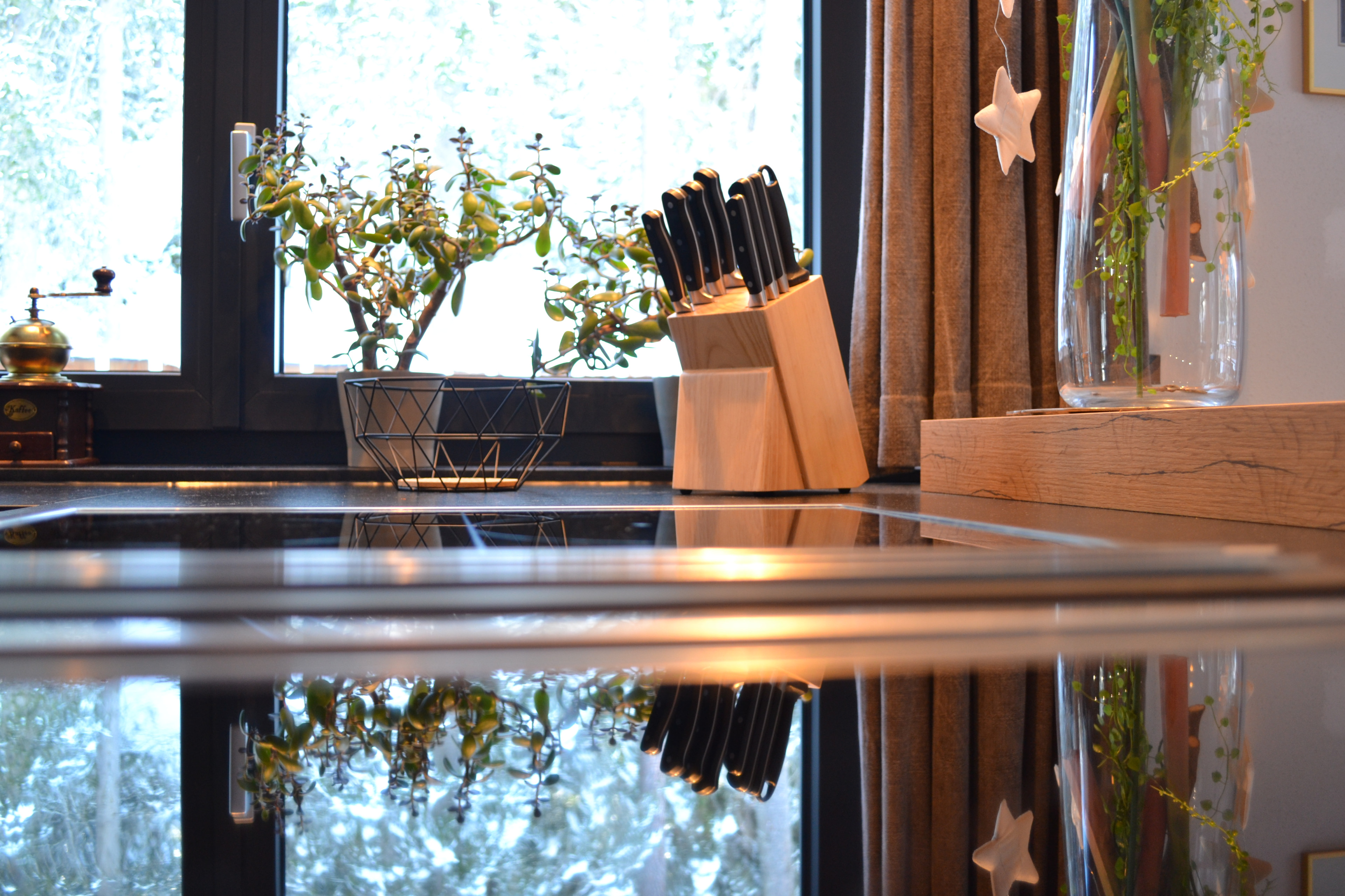 Detailaufnahme: Kaffeemaschine und Küchen-Setup für den Morgen