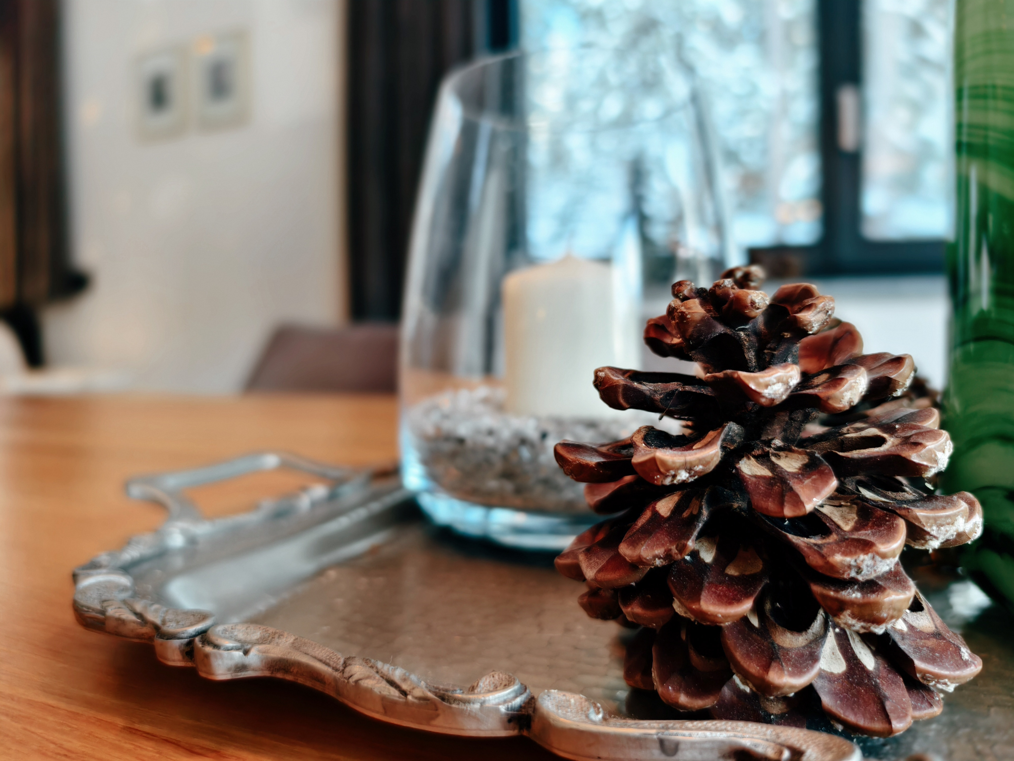 Detail: Geschirr und Gläser - bereit für ein gemeinsames Abendessen