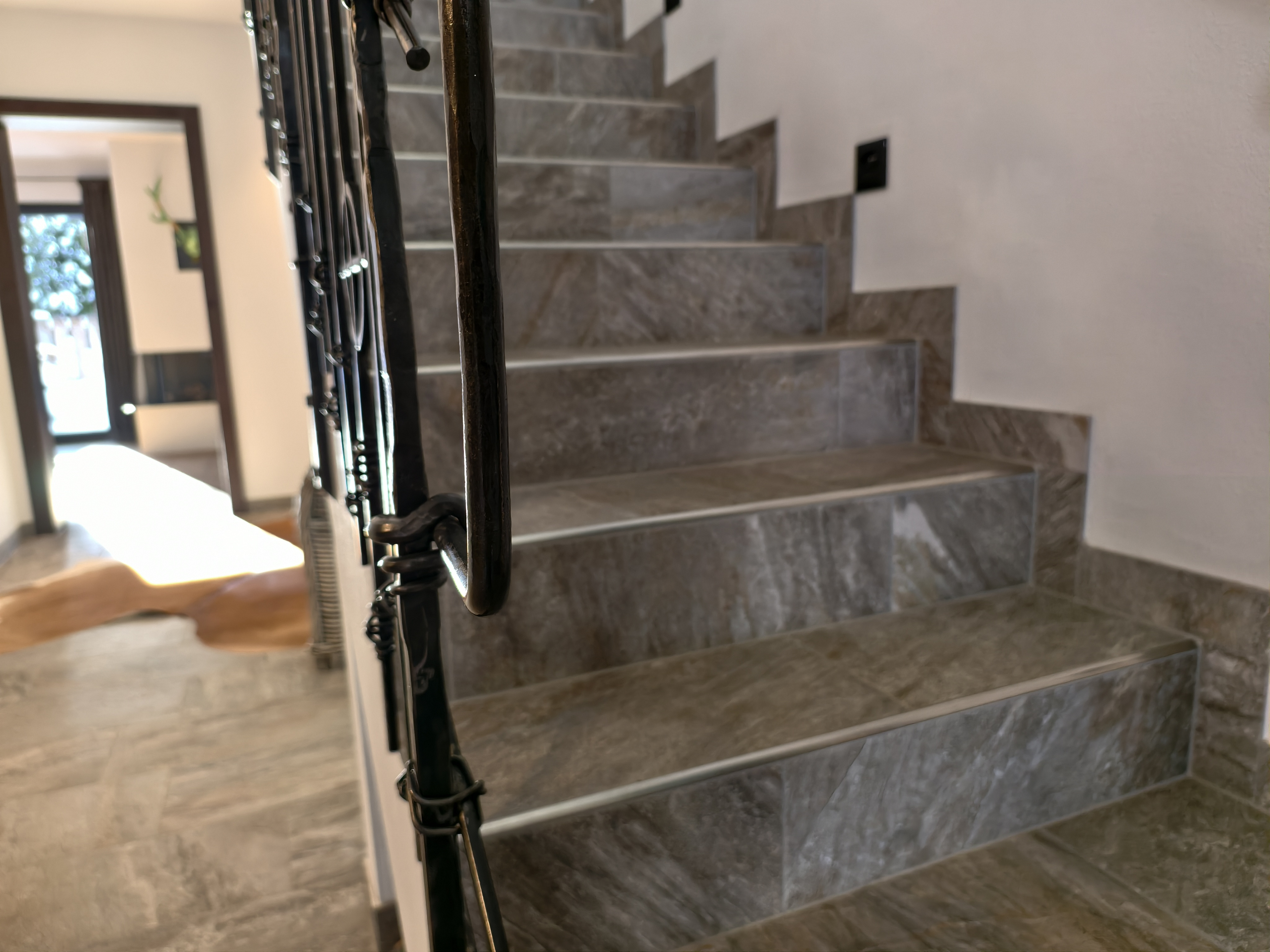 Detailansicht: Schuhtrockner und Ablagen für Ski- und Winterausrüstung