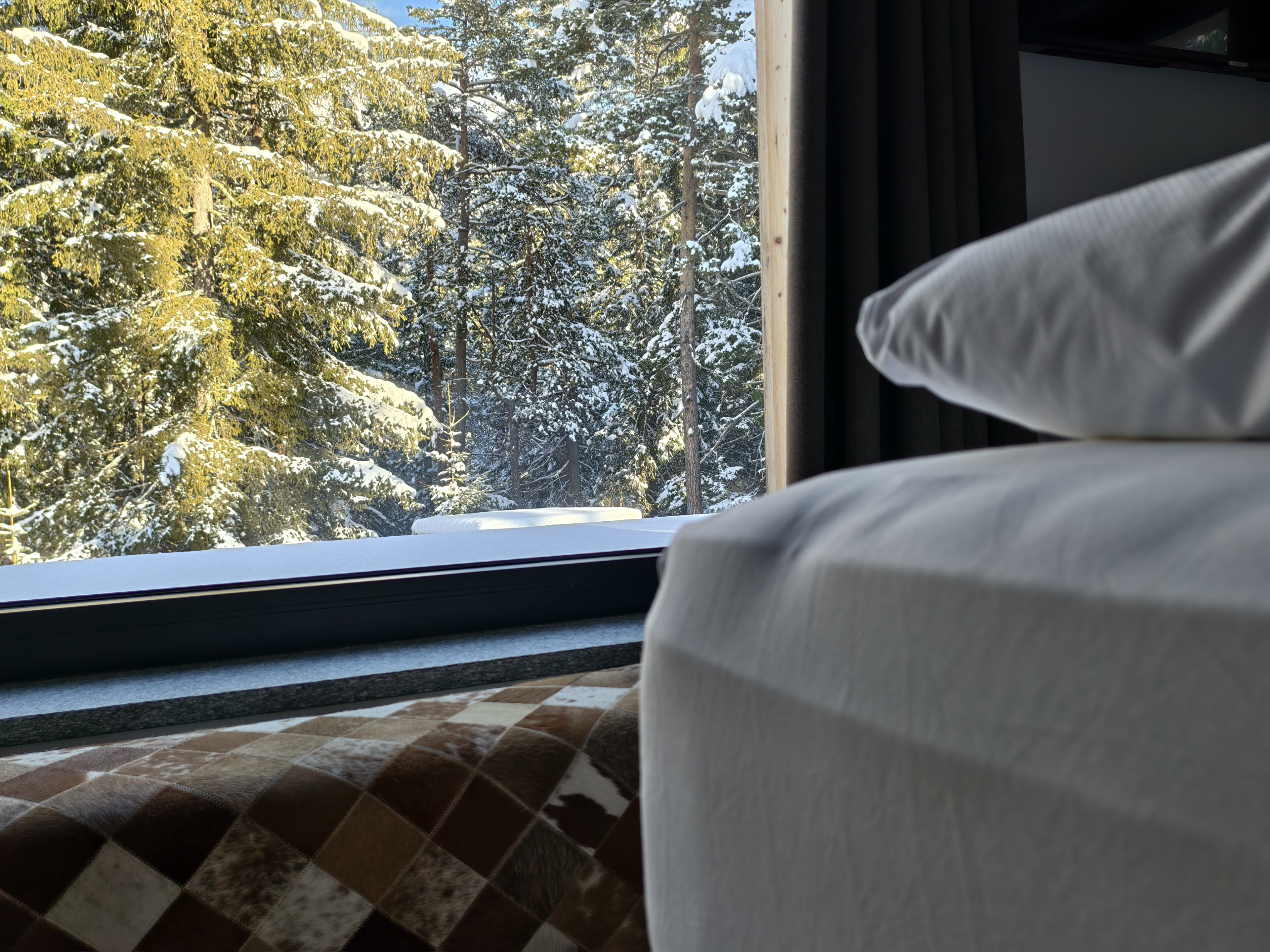 Detail: Bettwäsche, Textilien und warme Materialien im Schlafzimmer