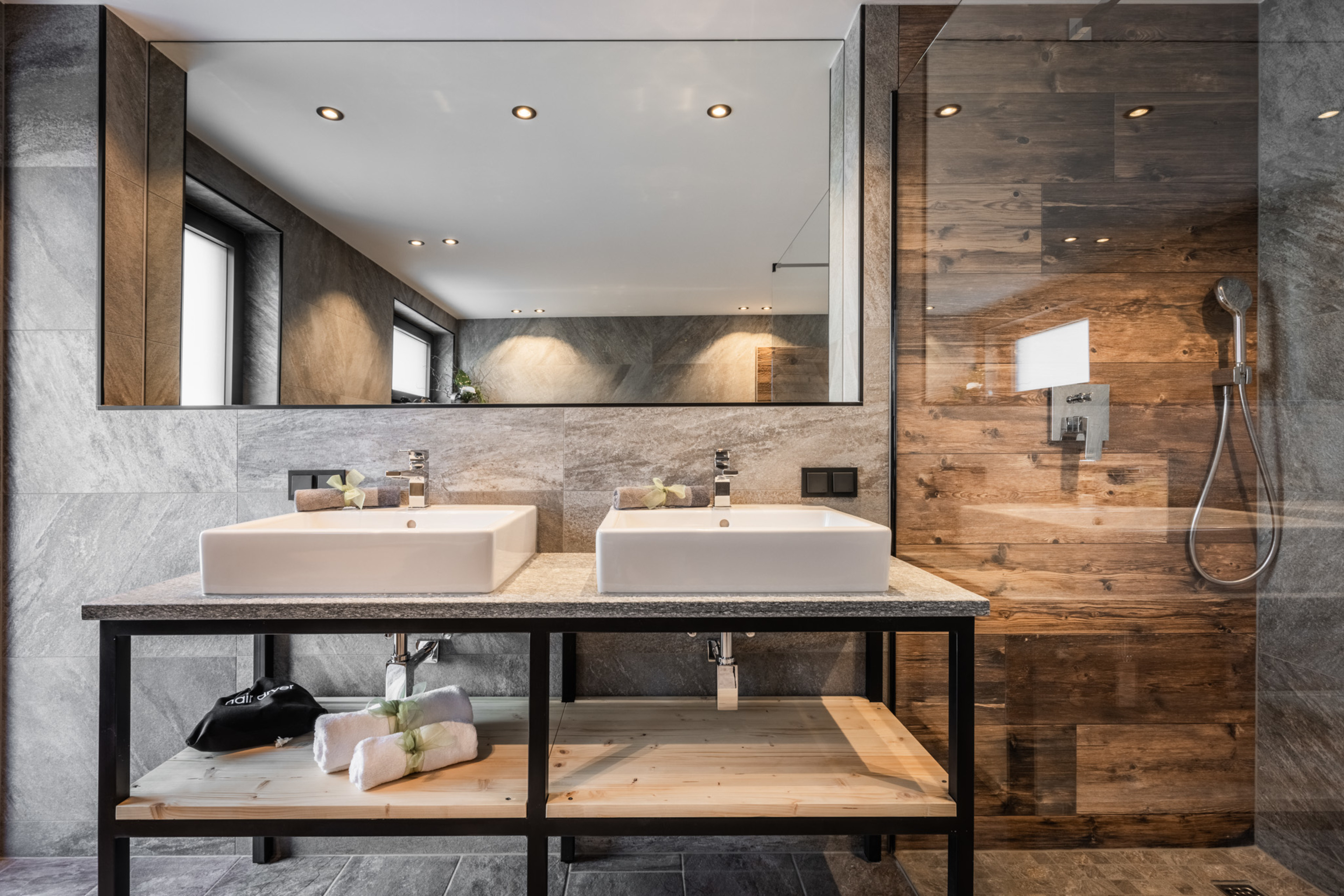 Badezimmer: Waschbereich mit Spiegel und Ablagen