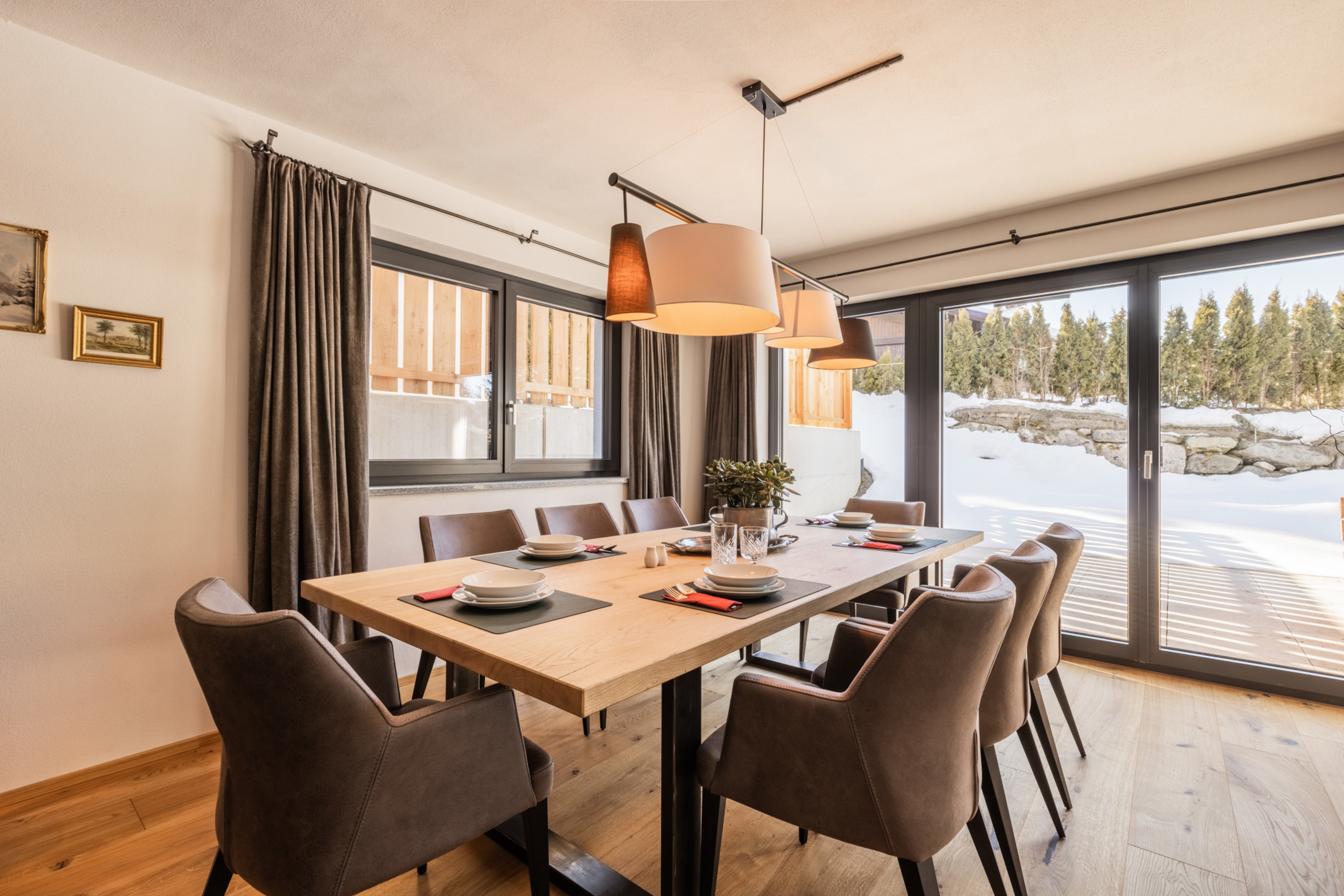 Essbereich mit großem Holztisch für gemeinsame Winterabende