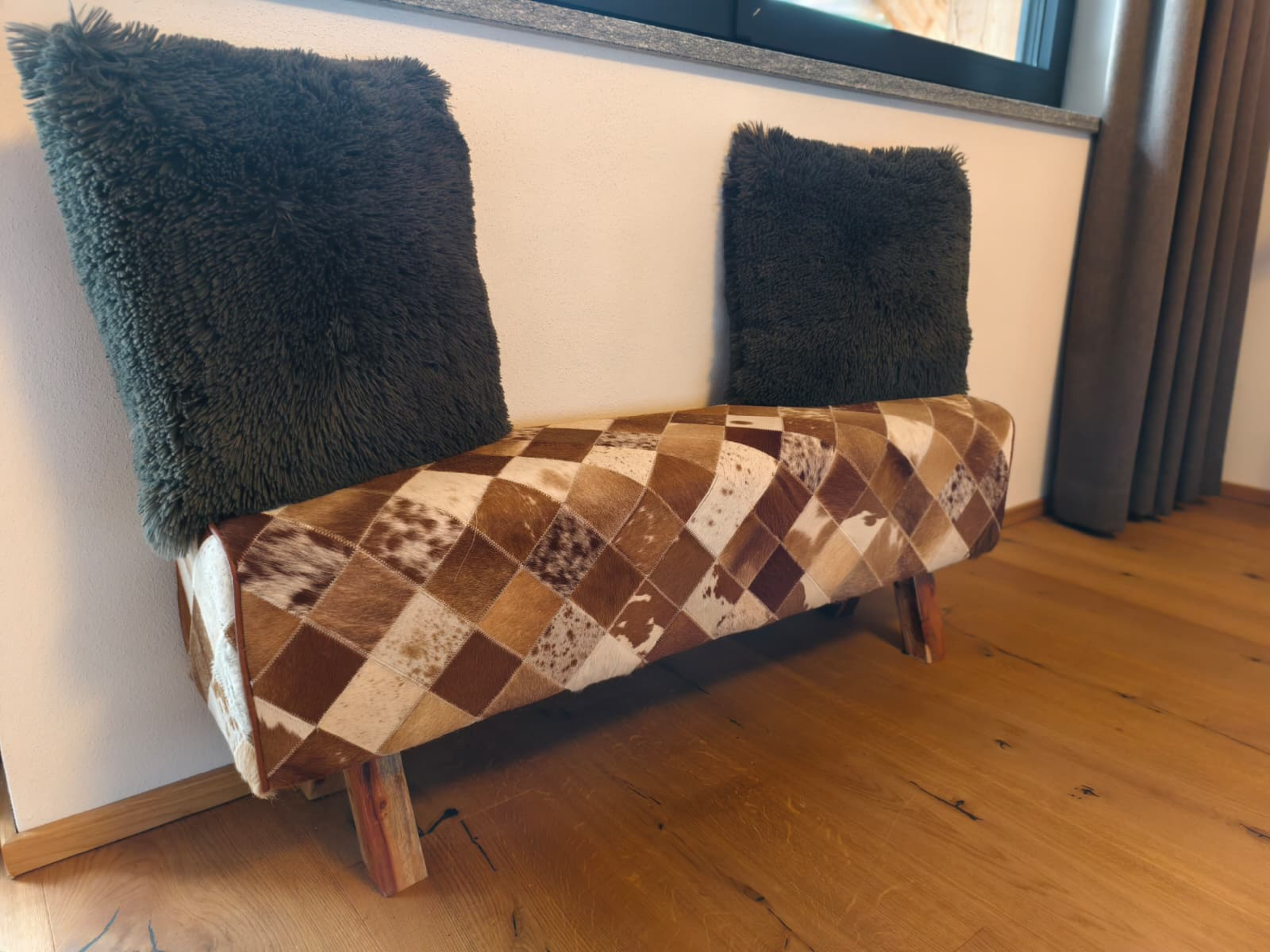 Detail: Bettwäsche, Textilien und warme Materialien im Schlafzimmer