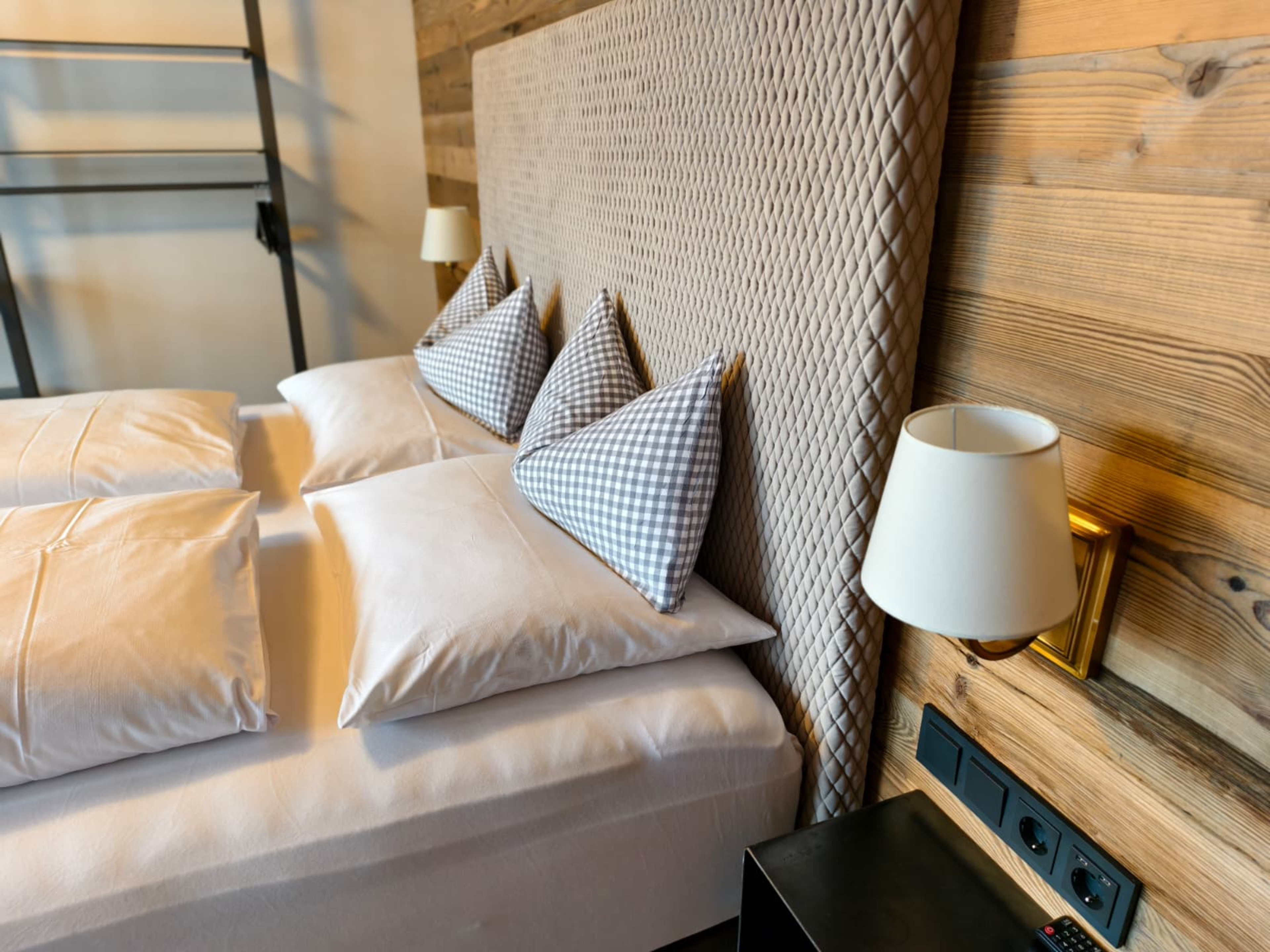 Detail: Bett mit Nachtkästchen