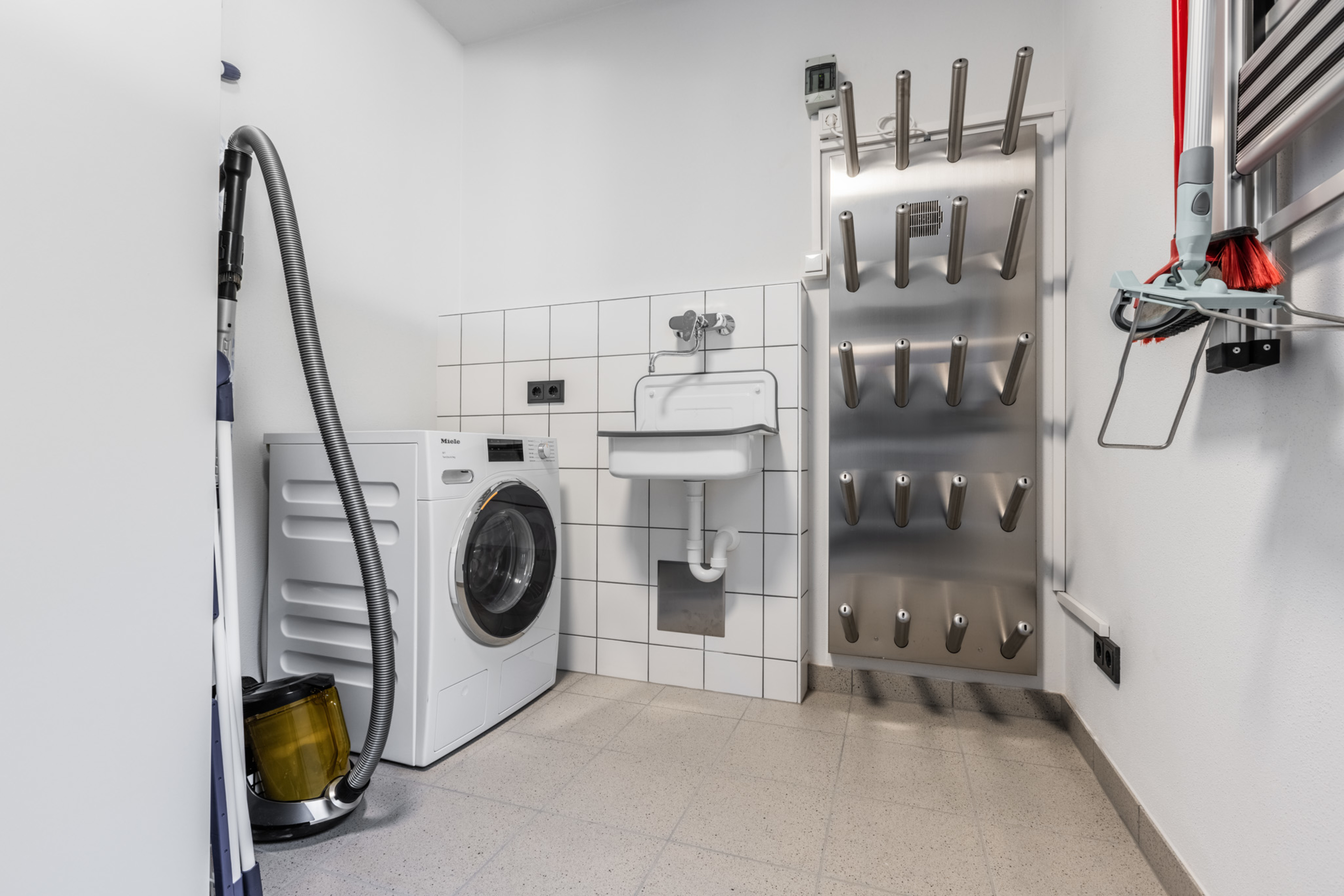 Detailansicht: Schuhtrockner und Ablagen für Ski- und Winterausrüstung