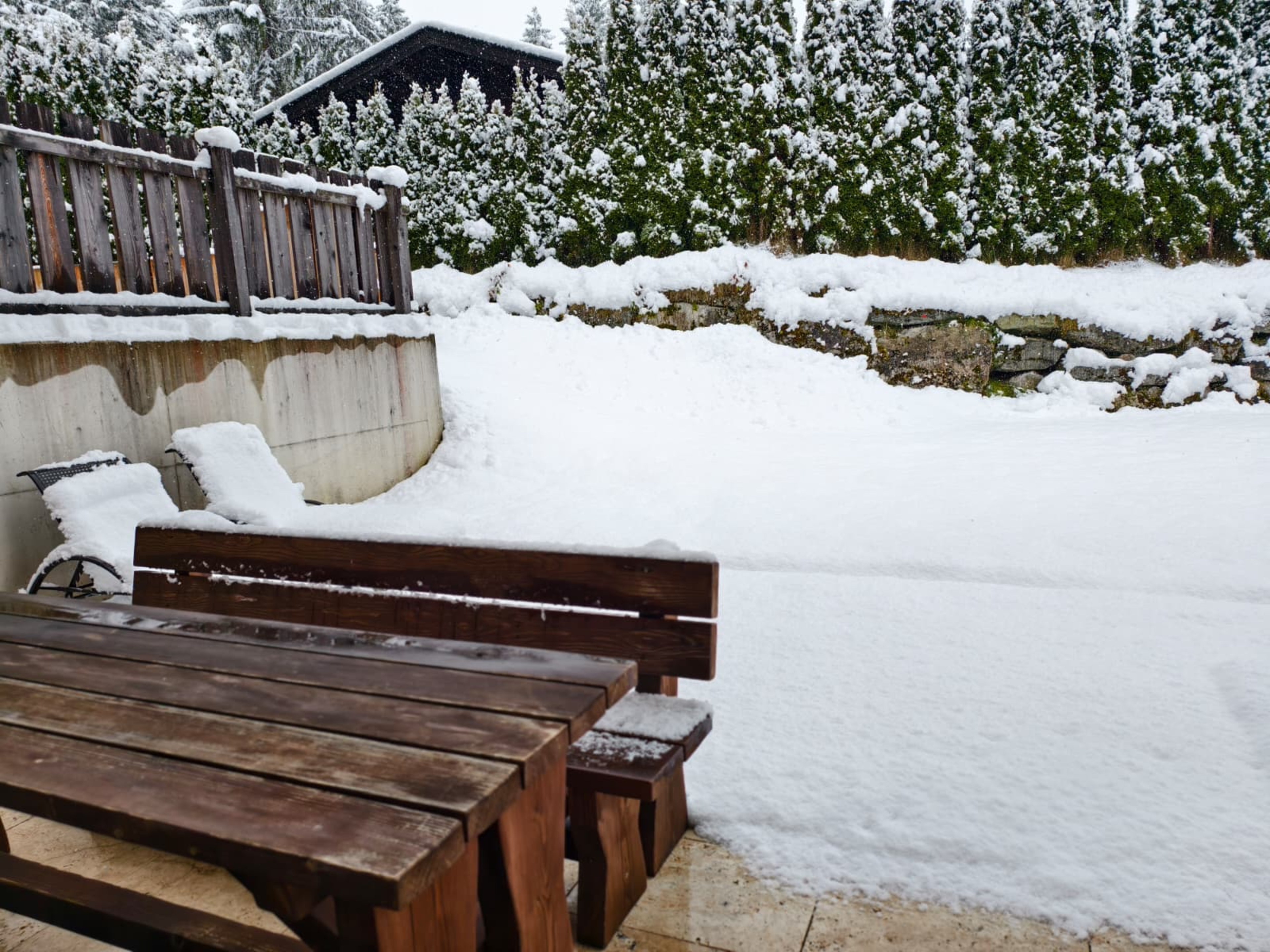 Terrasse im Winter mit Blick auf die verschneite Umgebung