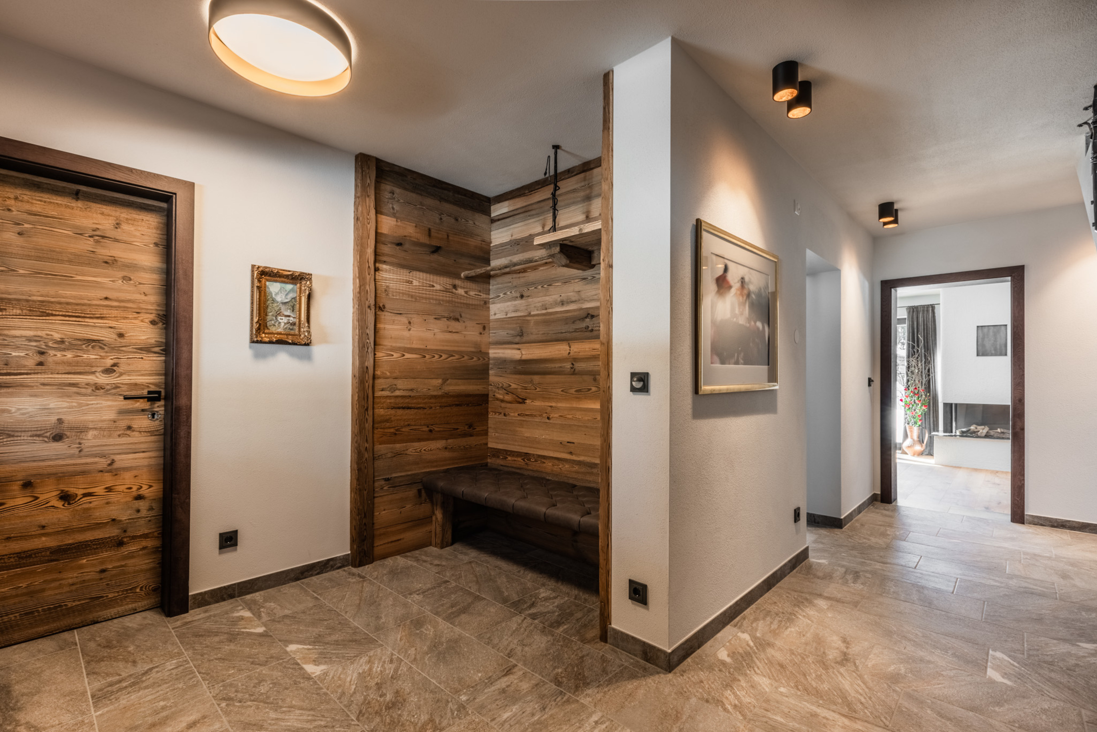 Vorzimmer mit Garderobe, Kleiderhaken für Mäntel, Platz für Schuhe und Winterbekleidung