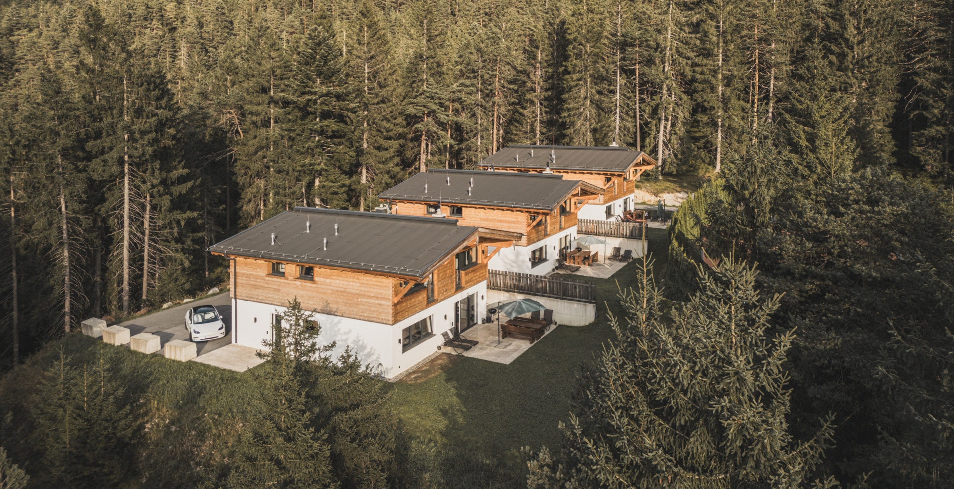 Wilderer Chalets im Sommer am Waldrand mit grüner Natur und ruhiger Stimmung
