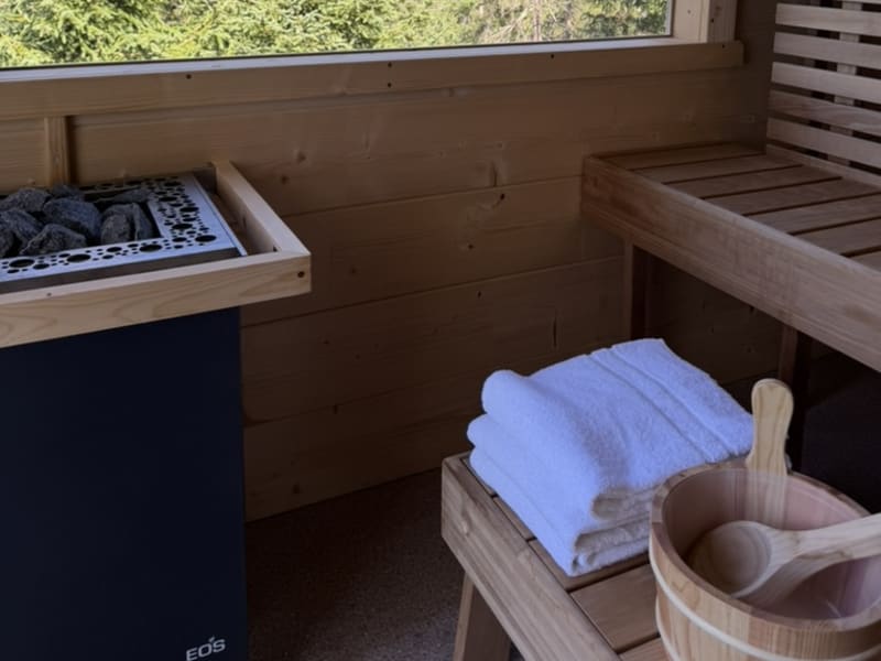 Wilderer Chalet Steinadler – stufa della sauna con secchio per le gettate – Leutasch, Tirolo