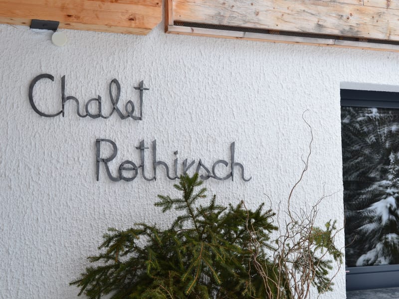 Wilderer Chalet Rothirsch – jmenovka na fasádě domu – Leutasch, Tyrolsko