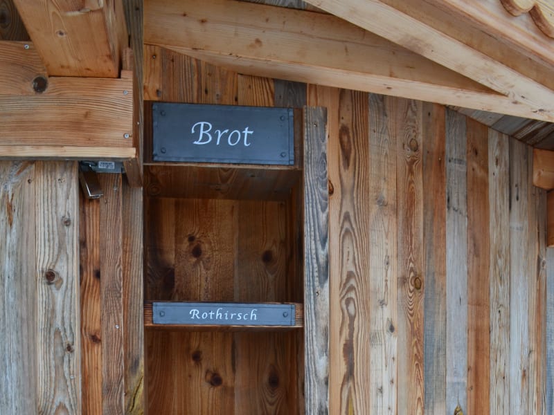 Wilderer Chalet Rothirsch – schránka na pečivo se jmenovkami – Leutasch, Tyrolsko