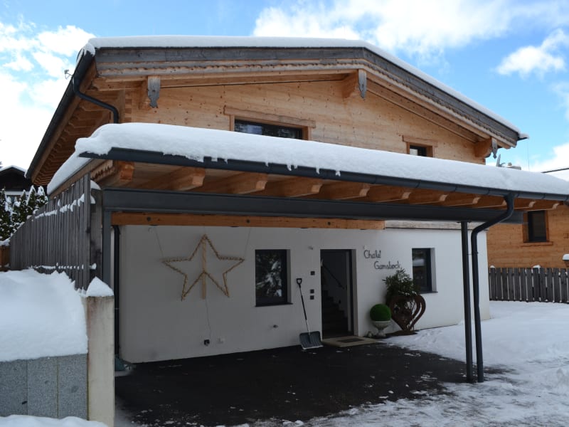 Wilderer Chalet Rothirsch – vchod s přístřeškem pro auto v zimě – Leutasch, Tyrolsko