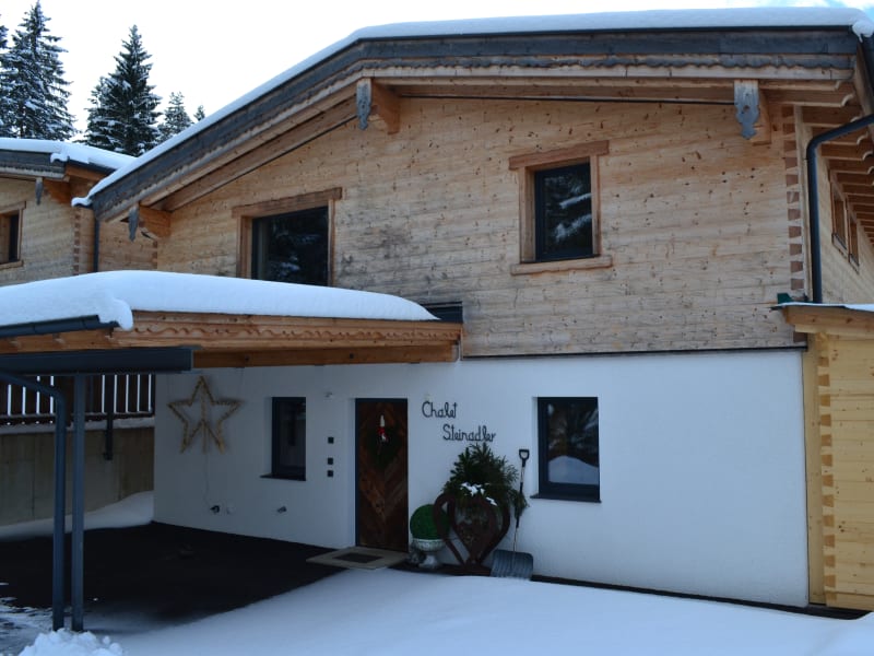 Wilderer Chalet Steinadler – ingresso con targa in inverno – Leutasch, Tirolo