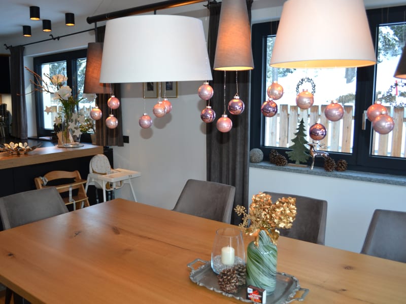 Wilderer Chalet Steinadler – tavolo da pranzo con decorazioni natalizie – Leutasch, Tirolo