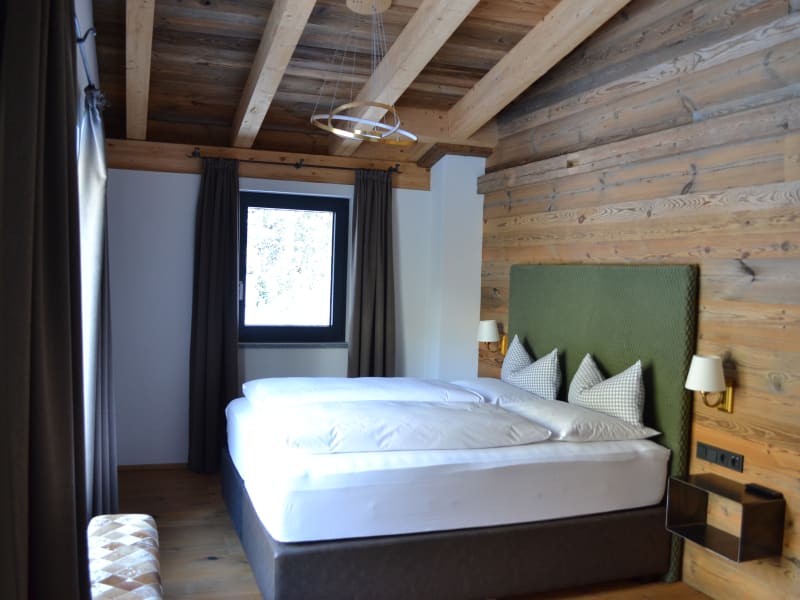 Wilderer Chalet Rothirsch – ložnice pod střešními trámy – Leutasch, Tyrolsko