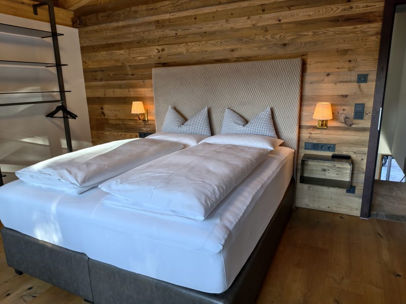Wilderer Chalet Gamsbock – manželská postel s kostkovanými polštáři – Leutasch, Tyrolsko