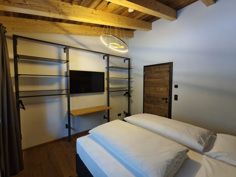 Wilderer Chalet Steinadler – camera da letto con mensola a parete – Leutasch, Tirolo