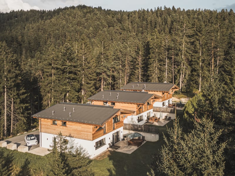 Wilderer Chalets – foto aerea dei tre chalet nella luce della sera – Leutasch, Tirolo