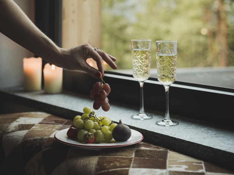 Wilderer Chalet Steinadler – bicchieri e candele alla finestra – Leutasch, Tirolo