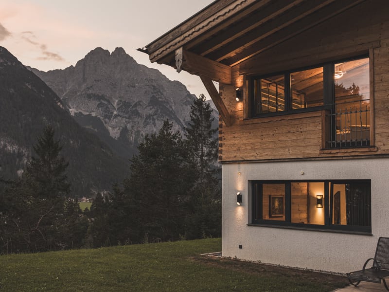 Wilderer Chalets – facciata dello chalet al crepuscolo – Leutasch, Tirolo