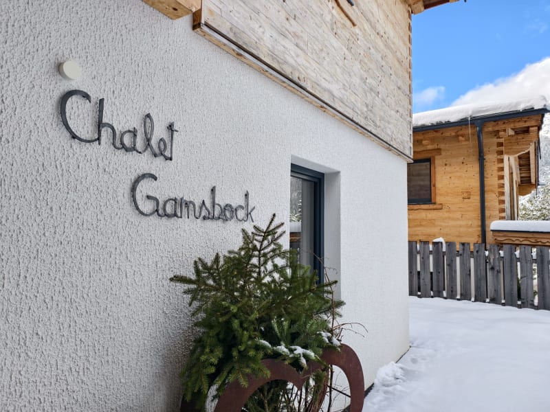 Wilderer Chalet Gamsbock – jmenovka na fasádě domu – Leutasch, Tyrolsko