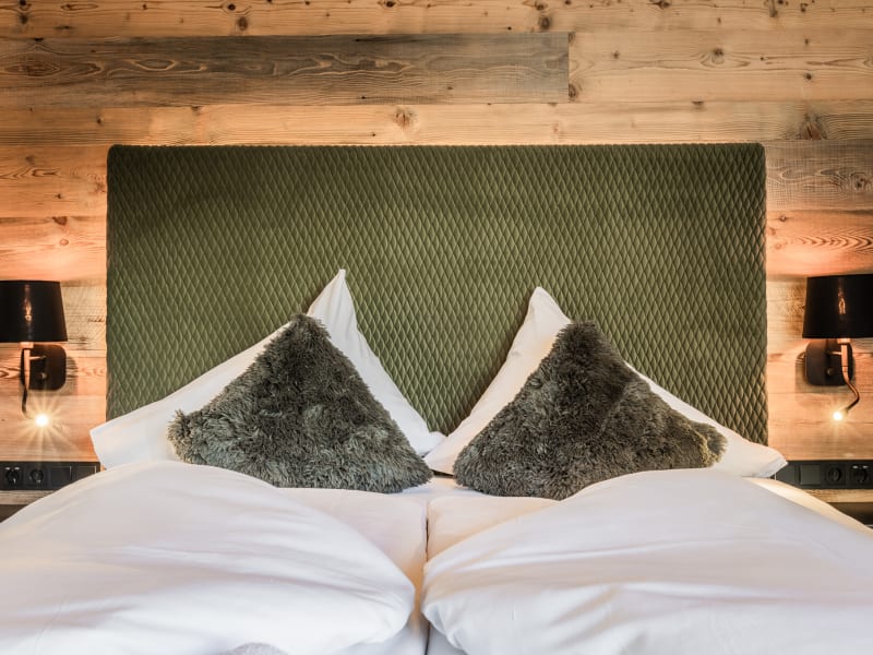 Wilderer Chalet Rothirsch – manželská postel se zeleným sametovým čelem – Leutasch, Tyrolsko