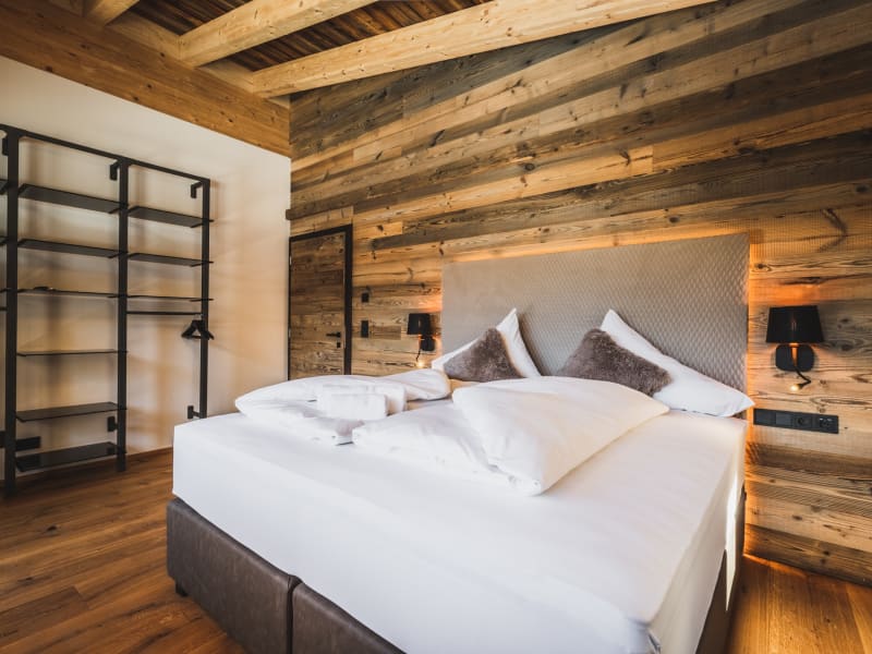 Wilderer Chalet Gamsbock – ložnice s otevřeným regálem – Leutasch, Tyrolsko