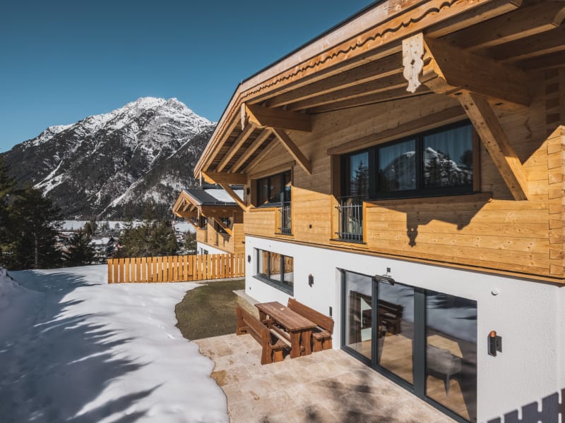 Wilderer Chalets – terasa v zimě s výhledem na hory – Leutasch, Tyrolsko