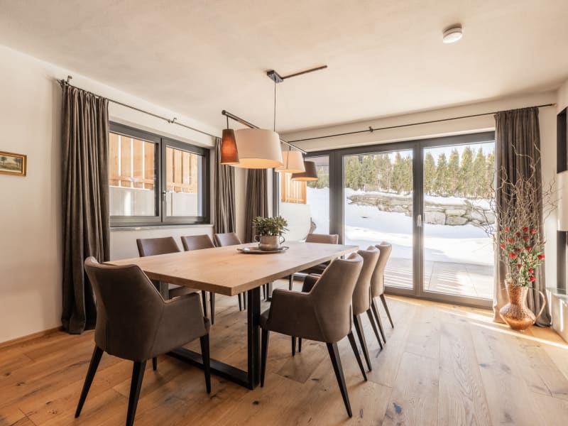 Wilderer Chalet Steinadler – tavolo da pranzo davanti alla porta della terrazza – Leutasch, Tirolo