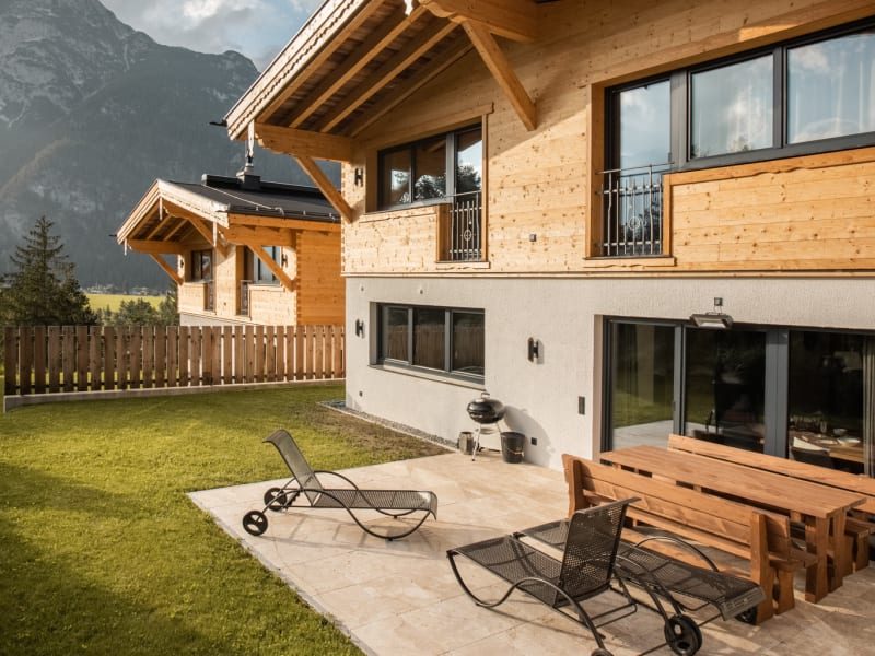 Wilderer Chalets – terasa s lehátky v létě – Leutasch, Tyrolsko