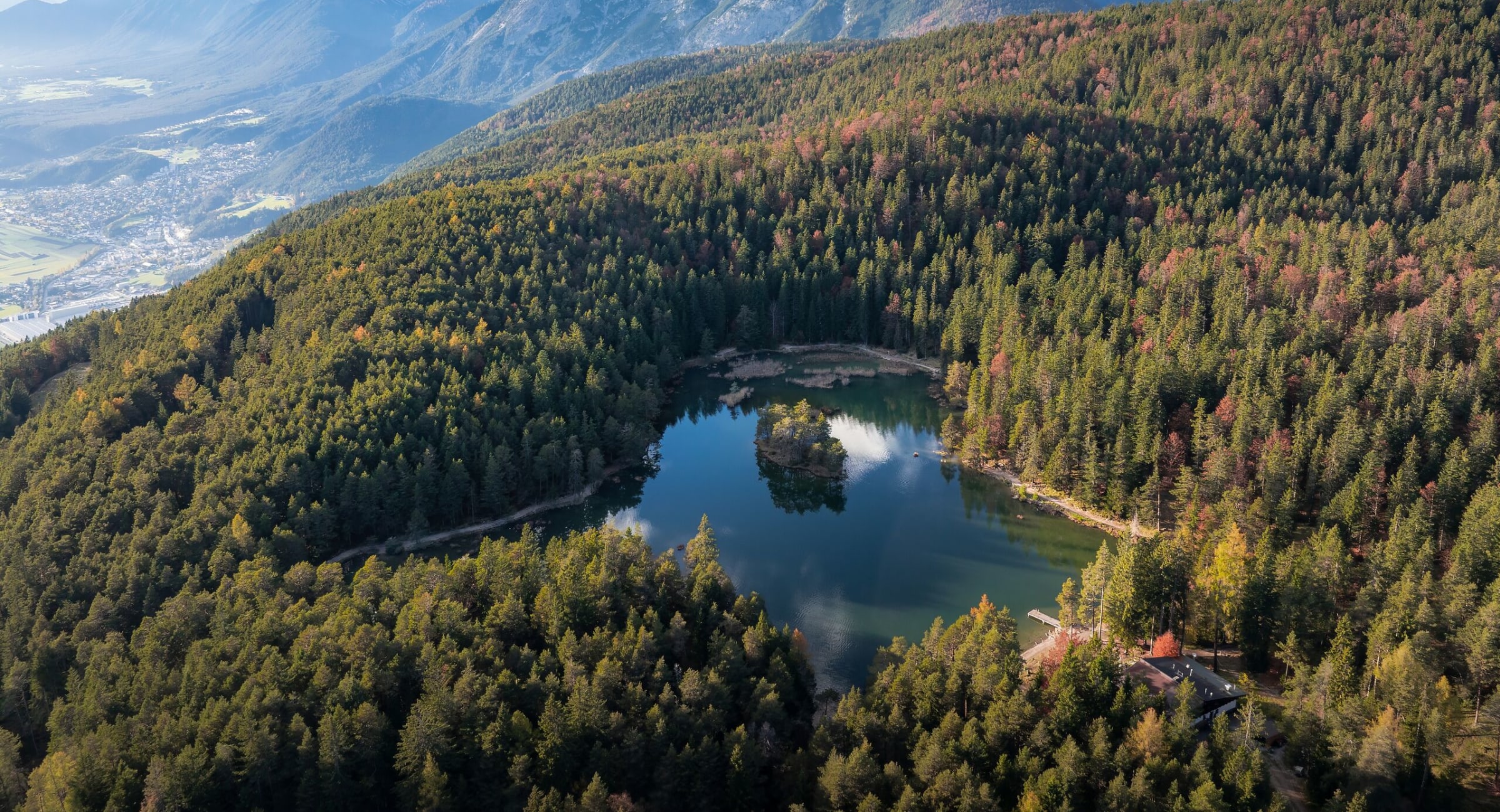 Lake Möserer See in autumn, the Hohe Munde behind it