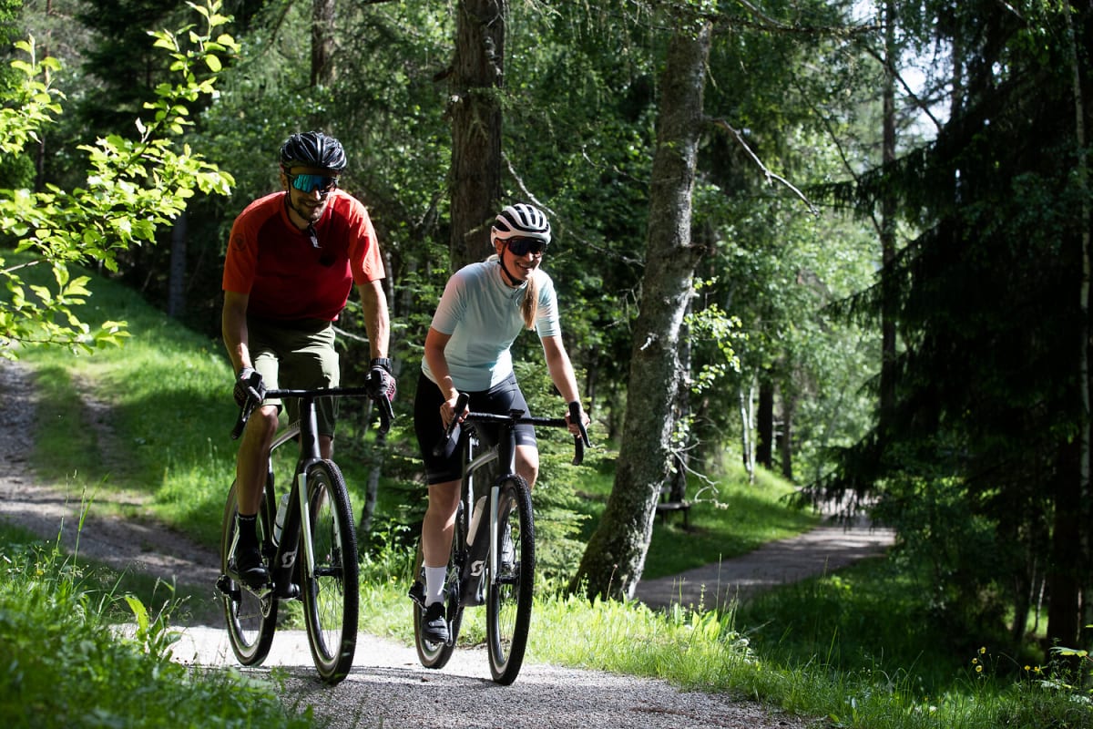 Cykling i Tyrolen - skog och bergspanorama