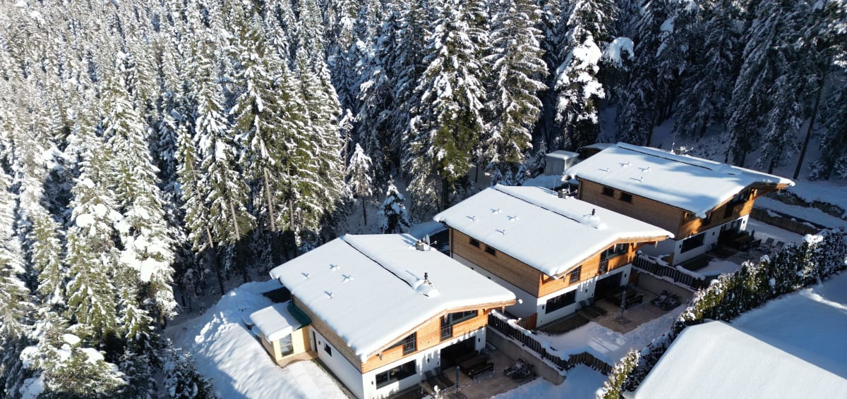 Wilderer Chalets ve sněhu, lesní kulisa, klidná zimní nálada – Leutasch, Tyrolsko