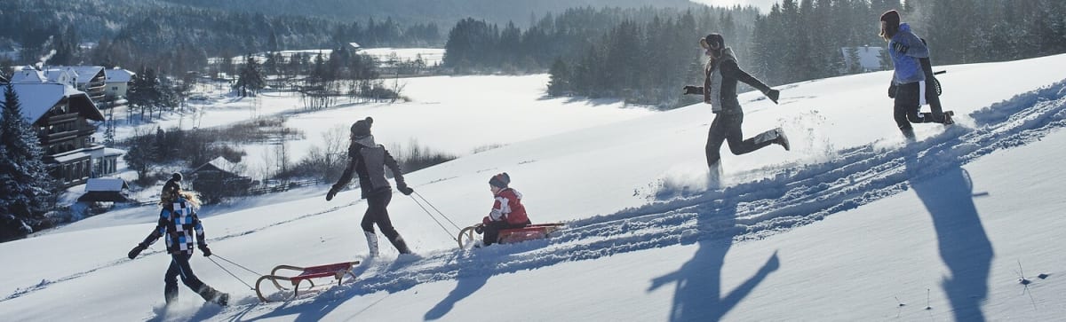Kälkåkning på vintern i Tyrolen