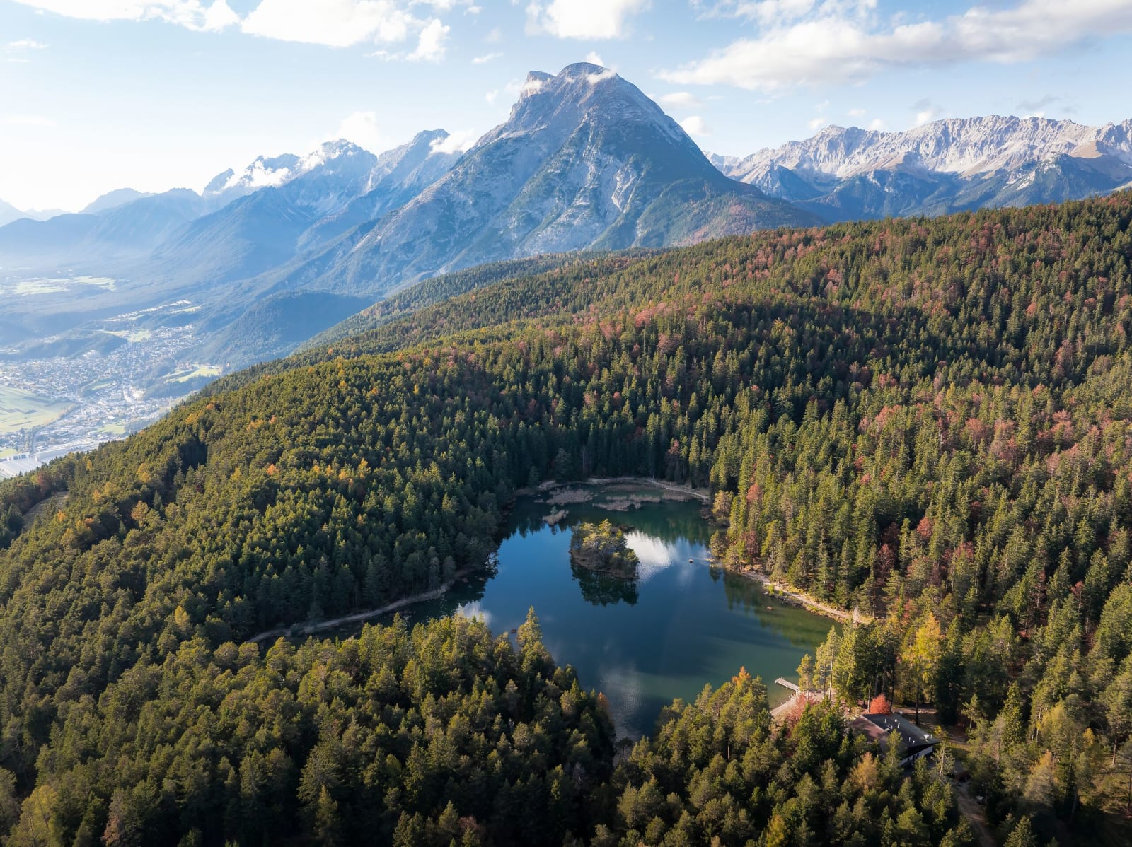Lake Möserer See in autumn, the Hohe Munde behind it