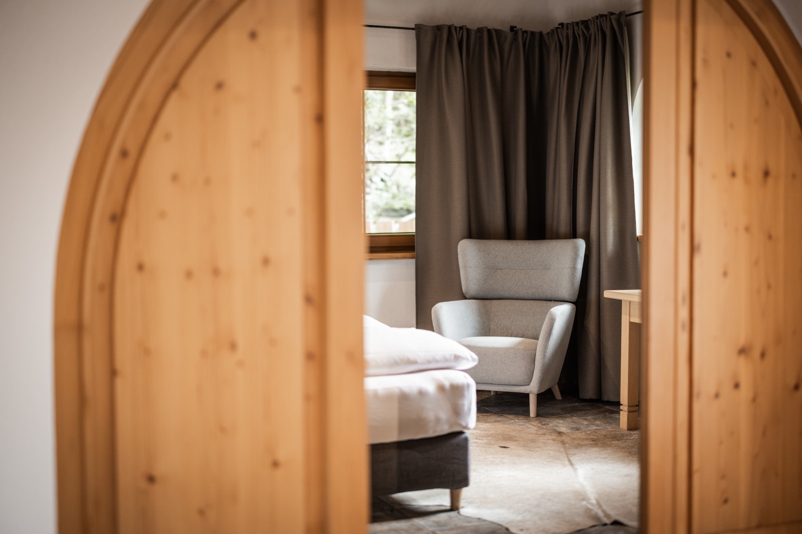 Dřevěný oblouk a křeslo v Landhaus Moritz