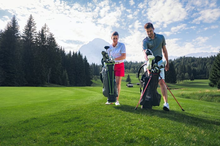 Golfbana i Tyrolen med bergspanorama