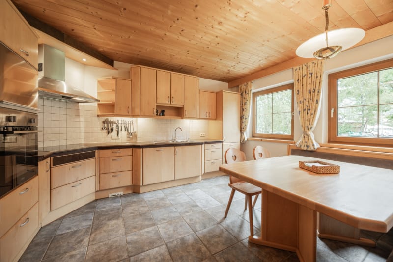 Landhaus Moritz – cuisine avec grande table à manger – Leutasch, Tyrol